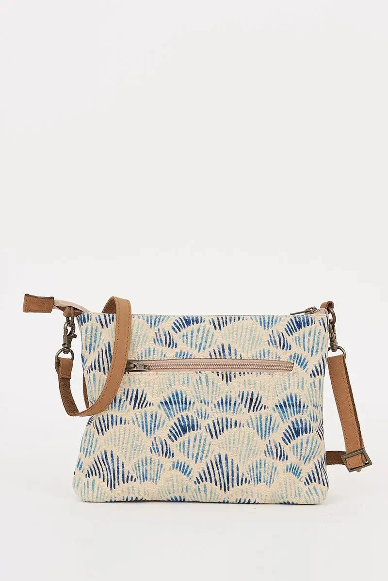 Bolso mediano con dibujos conchas azules