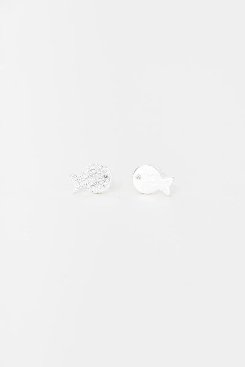 Pendientes pequeños en plata de ley de 925 con forma de pez – Image 4