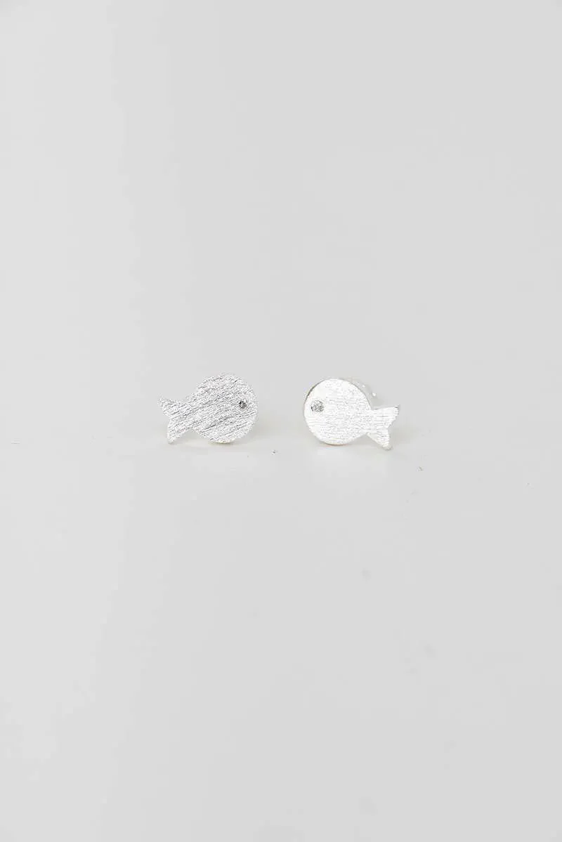 Pendientes pequeños en plata de ley de 925 con forma de pez – Image 2